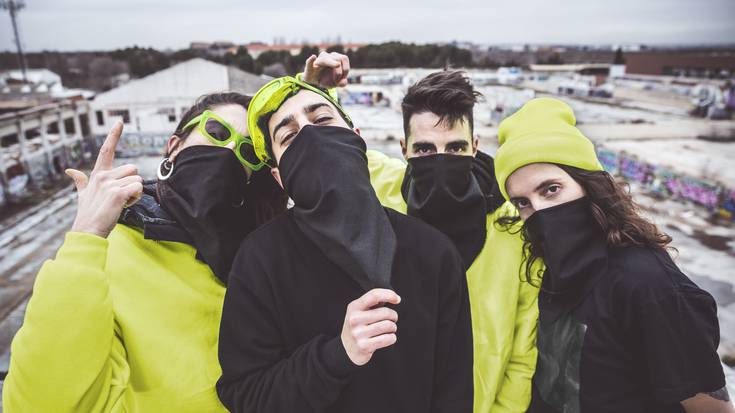 “Lehengo punkiek legez, ez dakigu abesten, eta horregatik erabiltzen dugu autotunea ”