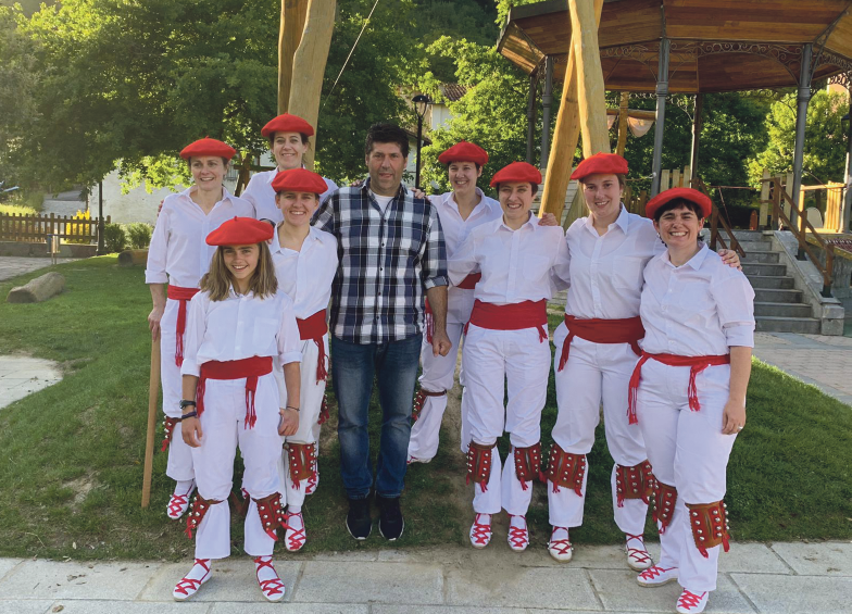 Mañariko ezpatadantzarien taldea plazara  irten da, Aste Kulturala aitzakia hartuta