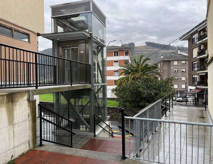 Apatako igogailua geratuta martxoaren 26ra arte