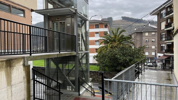 Apatako igogailua geratuta martxoaren 26ra arte