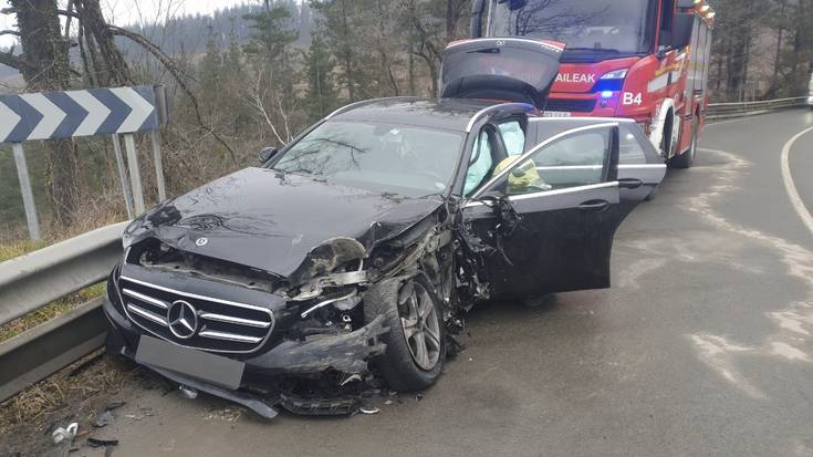 Kamioi eta auto baten arteko istripua gertatu da Kanpazarren