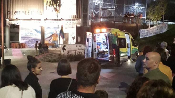 Atxondoko jaiak bertan behera gelditu dira ikuskizun bateko kide bat hiru metroko tirolinatik jausi eta gero