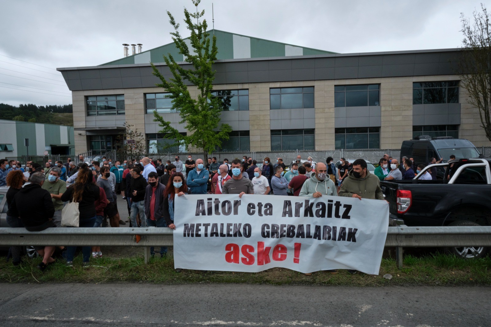 Metaleko greban auzipetutako Durangaldeko bi beharginei babesa adierazi diete