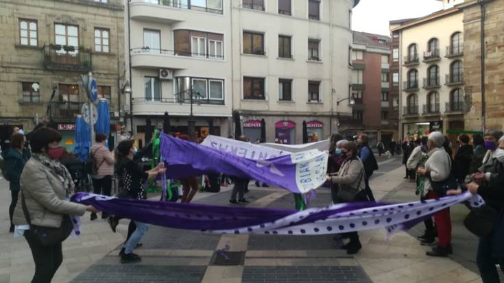 Durangaldean zapiak bildu dituzte Euskal Herriko Emakumeen Mundu Martxaren V. nazioarteko ekintzan