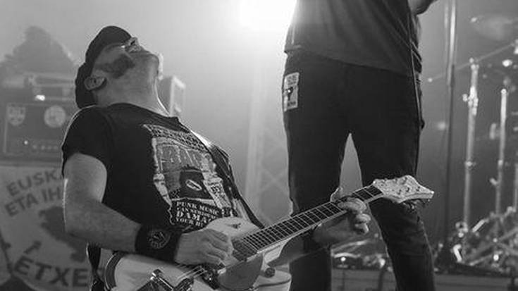 [ARGAZKI GALERIA] Milaka musikazaleren babesa jaso du 40 Minutu Rock elkartasun jaialdiak