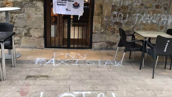 EAJk Elorrioko Batzokian agerturiko pintaketak salatu ditu