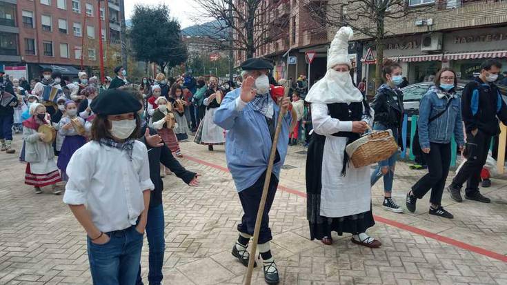 [ARGAZKI GALERIA] Olentzerok eta Mari Domingik Durangaldea bisitatu dute