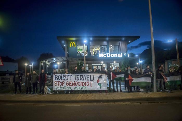 Elkarretaratzea eta protesta McDonald's aurrean Gazako "genozidioa" salatzeko