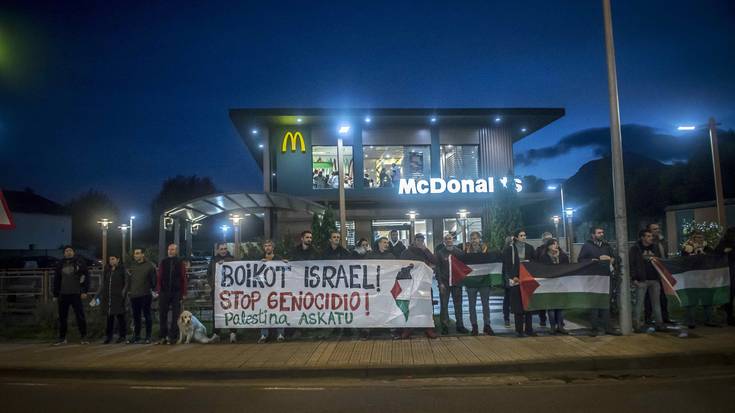 Elkarretaratzea eta protesta McDonald's aurrean Gazako "genozidioa" salatzeko