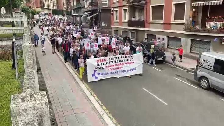 [BIDEOA] Manifestazio jendetsua Berrizen osasun zentroko murrizketen aurka