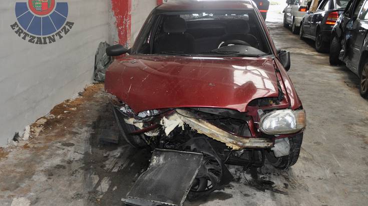 Lagun bi atxilotu dituzte, Durangon auto bat lapurtu eta ihes egitea egotzita