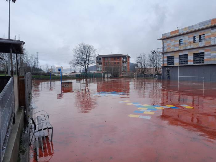 Eskolako futbito zelaiaren argiztapena hobetzeko 12.000 euro bideratuko ditu Atxondoko Udalak
