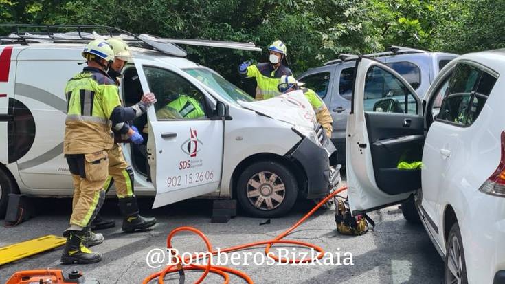 Pertsona bat zauritu da auto bik Iurretan izan duten istripuan