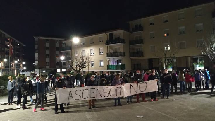 Jendetza batu da Elizondoko igogailuaren aurkako protestan