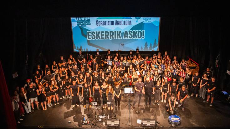 [ARGAZKI GALERIA] Emozioz betea izan da 'Gorbeiatik Anbotora' bidaia musikala