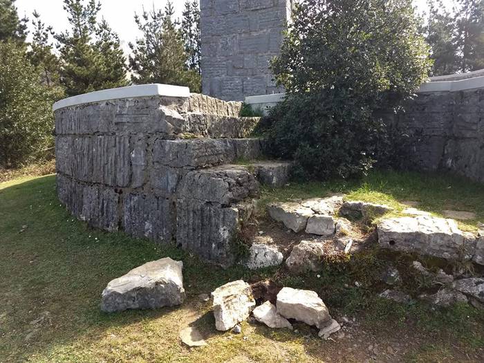 Besaideko monumentu ingurua apurtu dutela salatu du Euskal Mendizale Federazioak