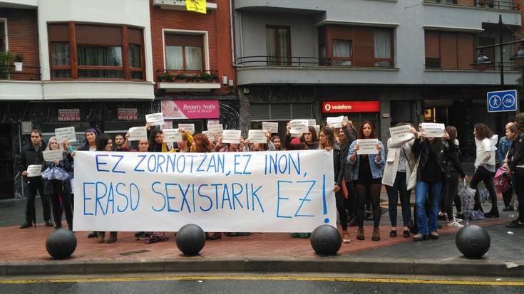 Eraso sexistak gaitzesteko elkarretaratzea egin dute gaur Zornotzan