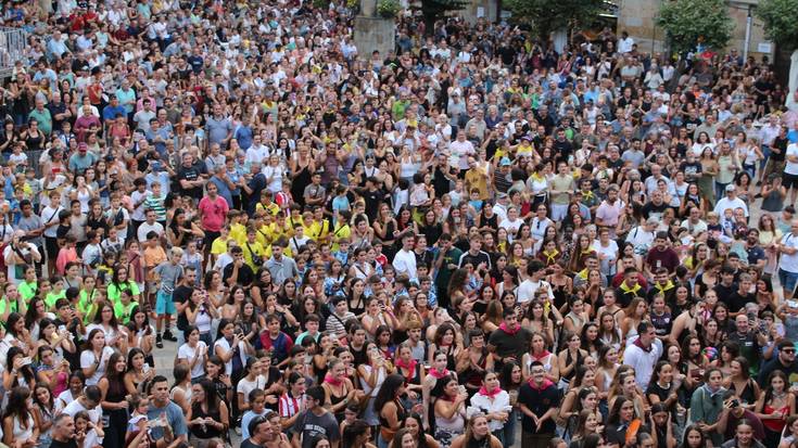 [ARGAZKI GALERIA] Elorrioko Merkatarien Elkarteak botatako txupinazoagaz abian dira Ferixa Nausikoak