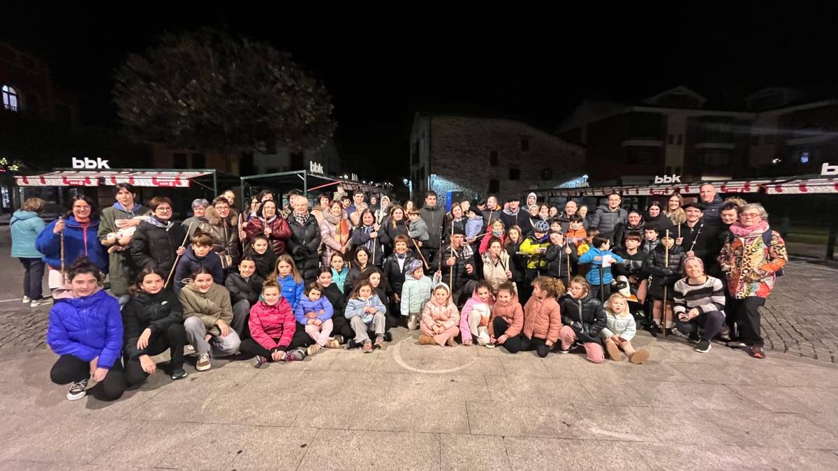 [BIDEOA]: 80 bat lagun kantuan ibili dira Kandelerio Egunean Abadiñon