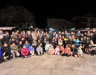 [BIDEOA]: 80 bat lagun kantuan ibili dira Kandelerio Egunean Abadiñon