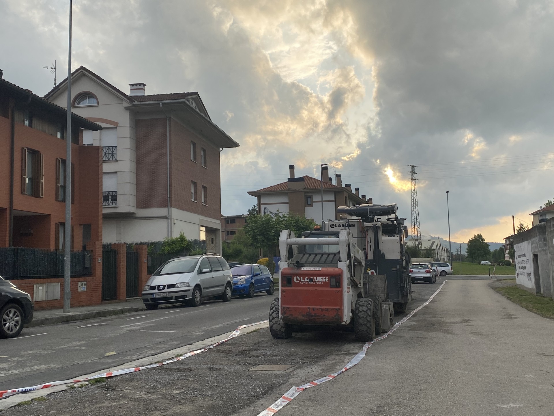 Anboto kalea asfaltatzeko lanak hasi dituzte Apatan