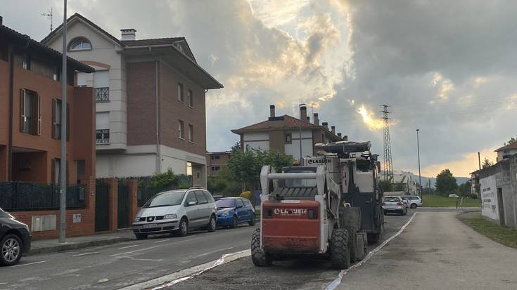 Anboto kalea asfaltatzeko lanak hasi dituzte Apatan