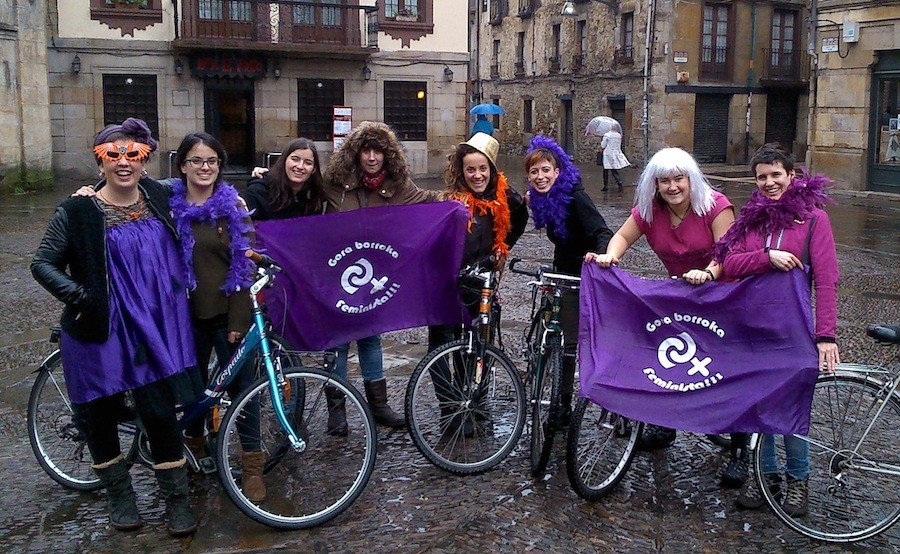 Bizikleta martxara eta parranda feministara batzeko gonbitea Durangaldeko emakumeei 