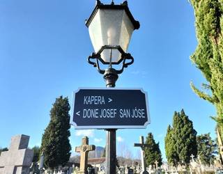 Durangoko hilerriko seinaleak euskaratu dituzte