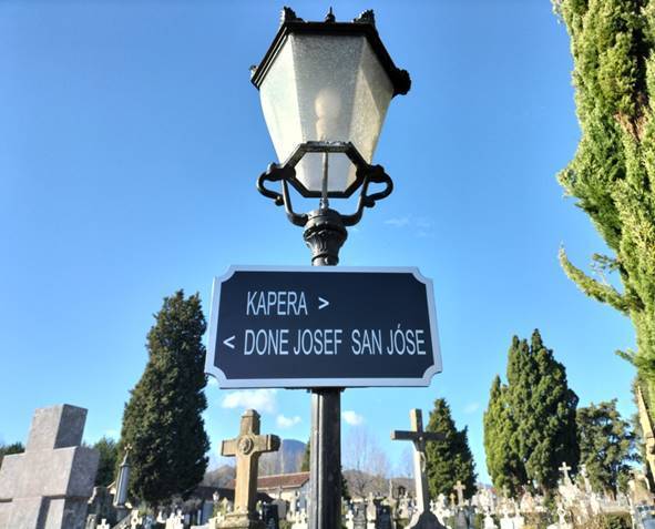 Durangoko hilerriko seinaleak euskaratu dituzte