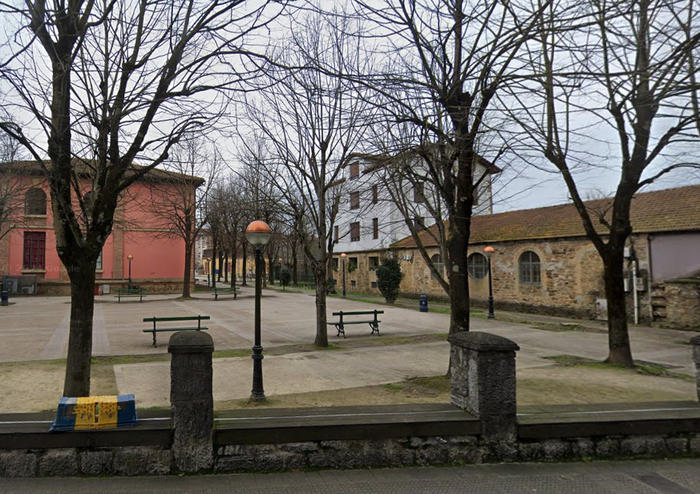 Arropa-saltzaileen merkatu-txikia Aurora Abasolo parkera bueltatuko da zapatuan