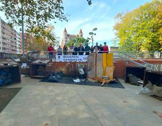 [ARGAZKI GALERIA]: Bost edukiontzi betetzeko beste zabor atera dute Mañaria errekatik