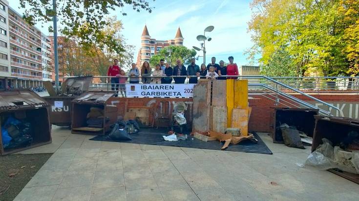 [ARGAZKI GALERIA]: Bost edukiontzi betetzeko beste zabor atera dute Mañaria errekatik
