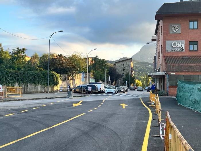 Trafikoa berrantolatzeko biribilgune txiki bat ipiniko dute Larrasoloetan