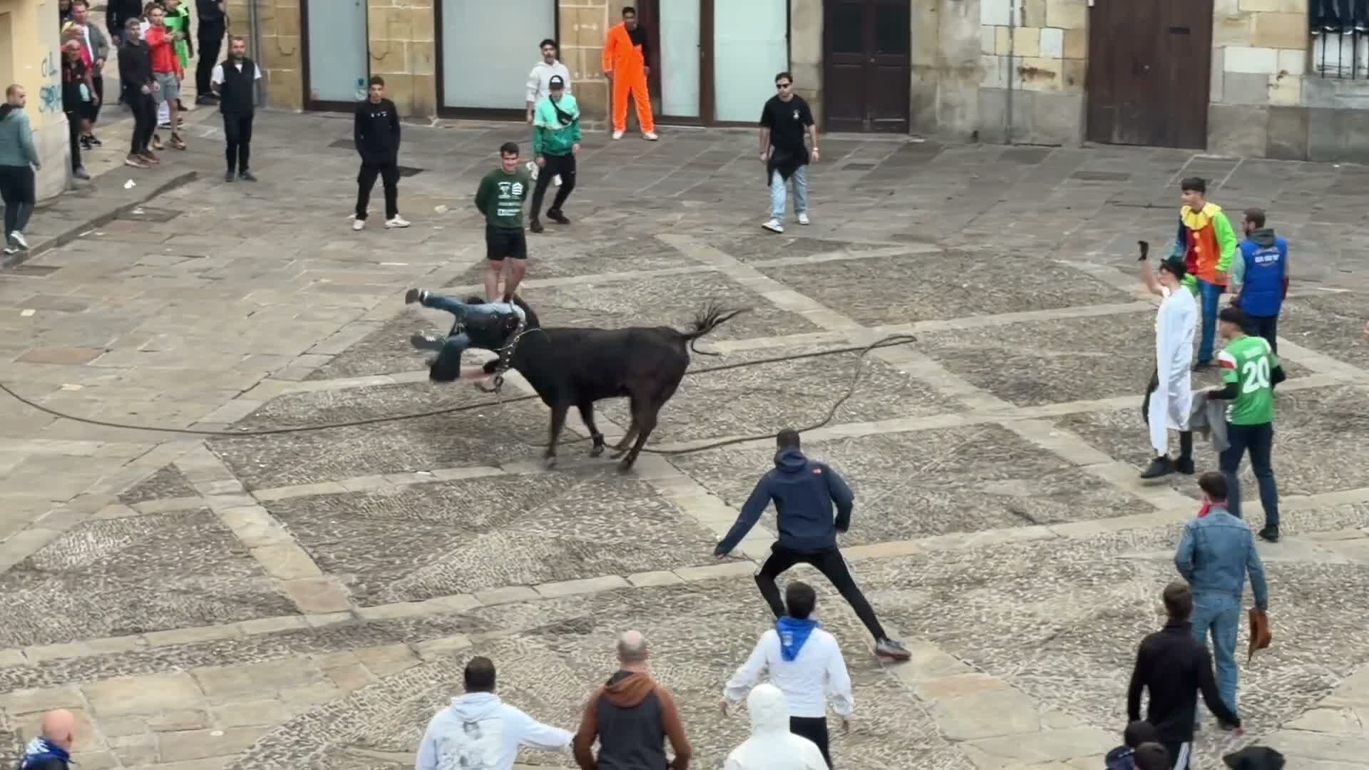 [BIDEOA]: Ospitaleratze bat eta mozorro ugari sanfaustoetako azken sokamuturrean
