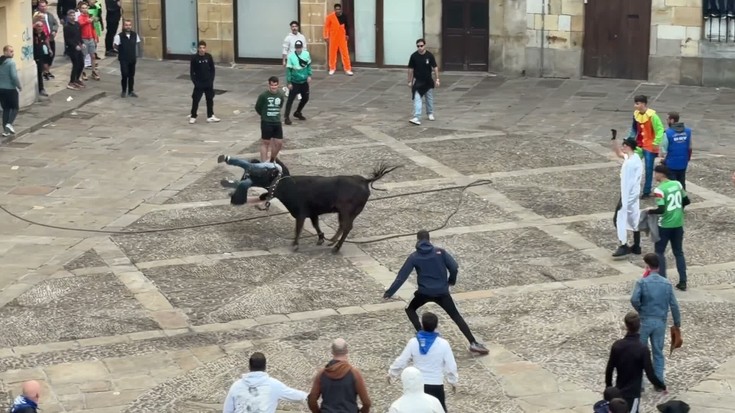 [BIDEOA]: Ospitaleratze bat eta mozorro ugari sanfaustoetako azken sokamuturrean