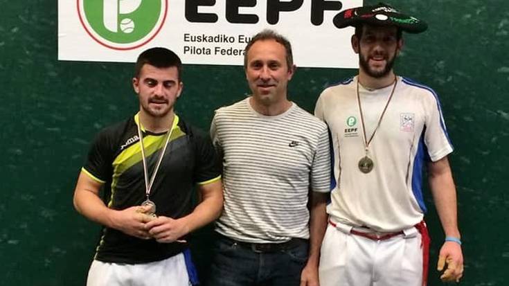 Asier Aspuruk buruz buruko eta binakako txapelak jantzi ditu Euskal Herriko kluben artekoan