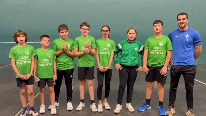 [BIDEOA]: Zaldibarko kirol taldeek euskararen erabilera areagotzeko konpromisoa hartu dute