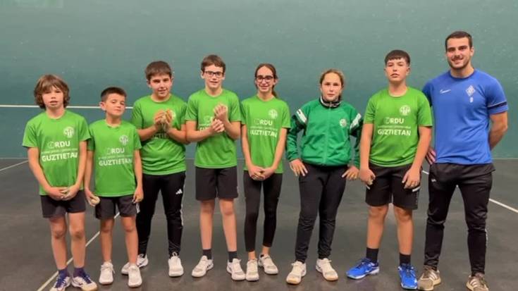 [BIDEOA]: Zaldibarko kirol taldeek euskararen erabilera areagotzeko konpromisoa hartu dute