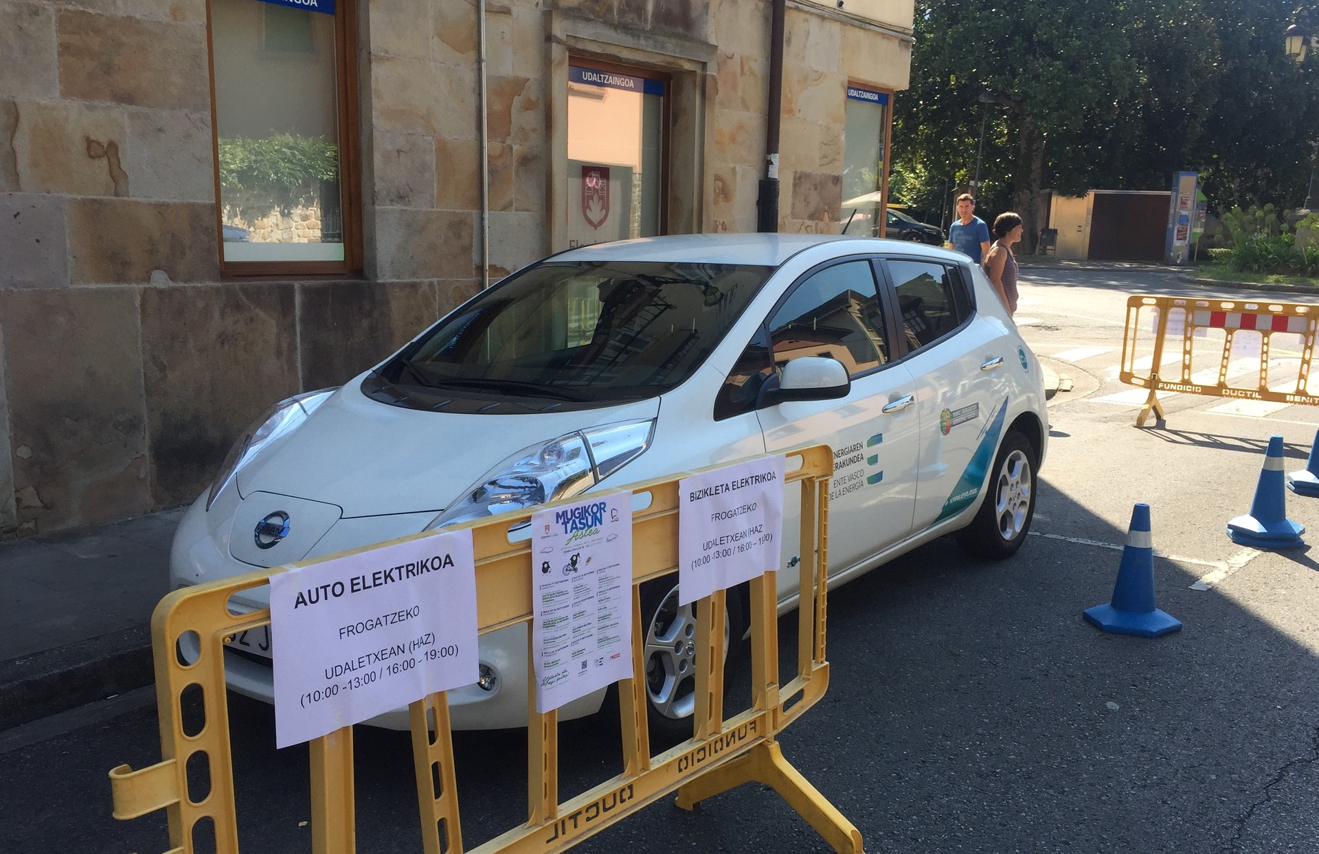 Auto elektrikoak kargatzeko puntua aste bi barru irekiko dute