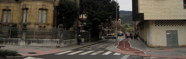 Txirrindulari batek oinezko bat harrapatu eta gero ihes egin du Durangon