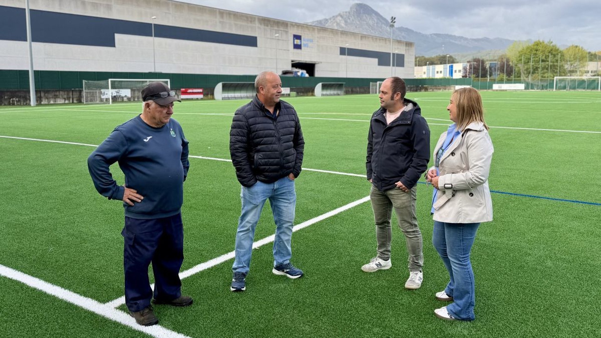 Astolako futbol zelaiko belar artifiziala berriztu dute; 15 urte baino gehiago zituen