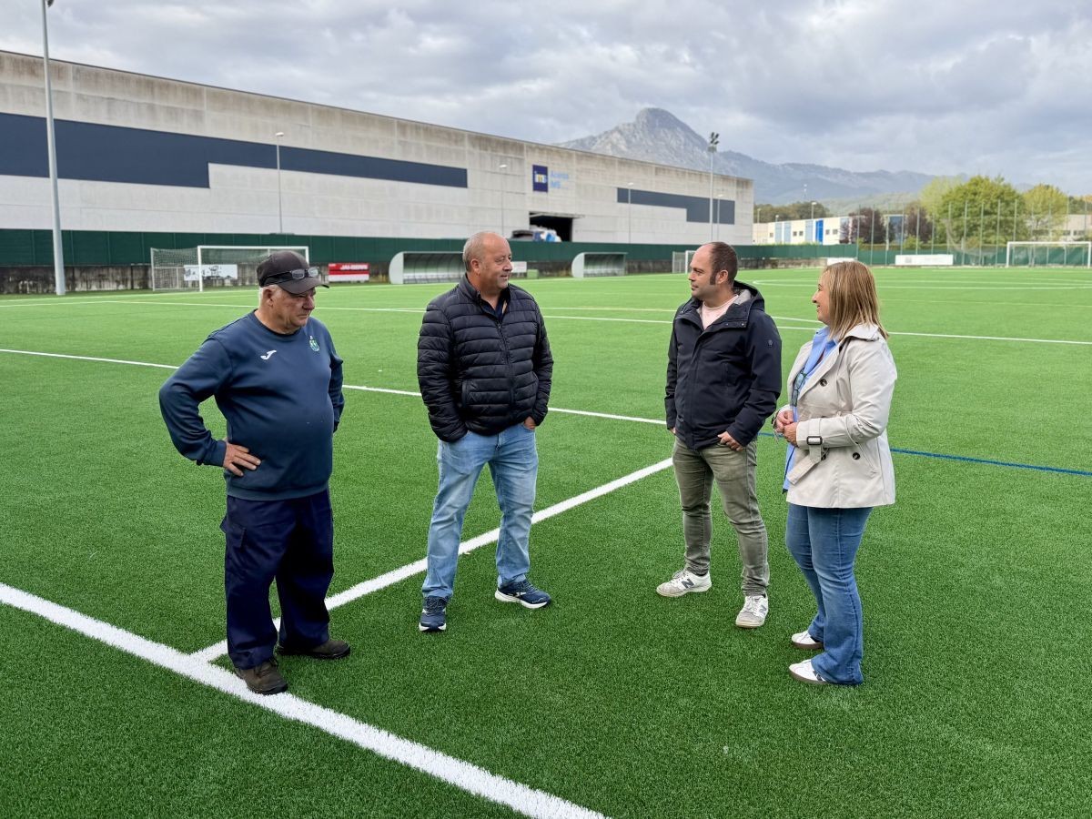 Astolako futbol zelaiko belar artifiziala berriztu dute; 15 urte baino gehiago zituen