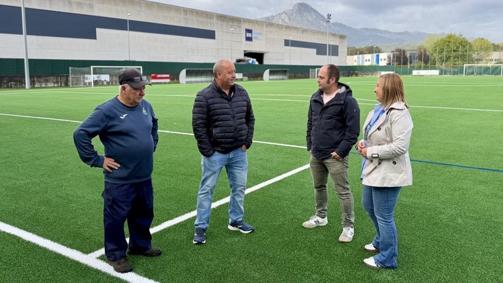Astolako futbol zelaiko belar artifiziala berriztu dute; 15 urte baino gehiago zituen