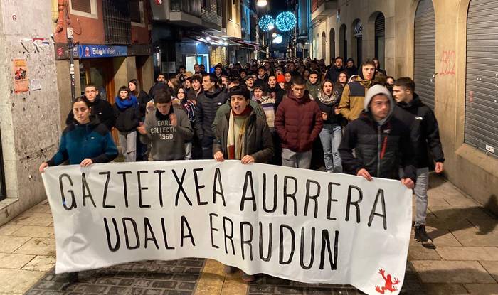 Durangon mobilizazioa egin dute 'Gaztetxea aurrera, udala errudun' lelopean