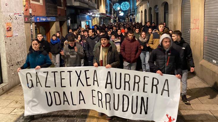 Durangon mobilizazioa egin dute 'Gaztetxea aurrera, udala errudun' lelopean