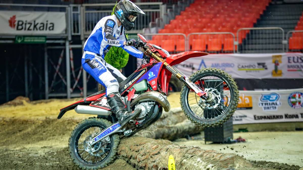 Peru Irazola goi mailan aritu da BECen lehiatutako Superenduro proban