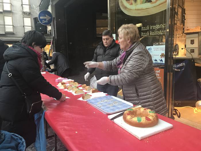 Errege-opil solidarioak banatu dituzte Goienkalen, JAEDen alde