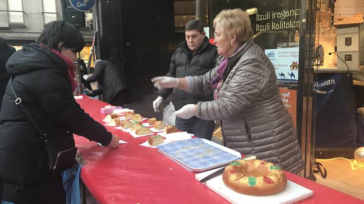 Errege-opil solidarioak banatu dituzte Goienkalen, JAEDen alde