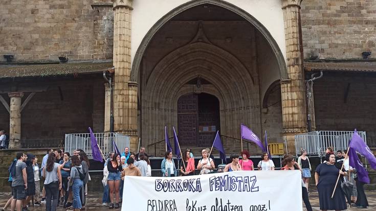 Elorrioko neska gazteek jasandako jazarpena salatu dute