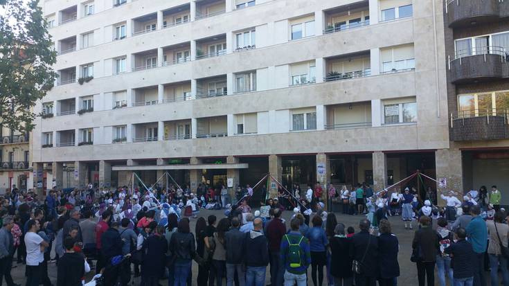Dantzari gazteek hartu dituzte kaleak, 50. Umeen Euskal Jaia ospatzeko